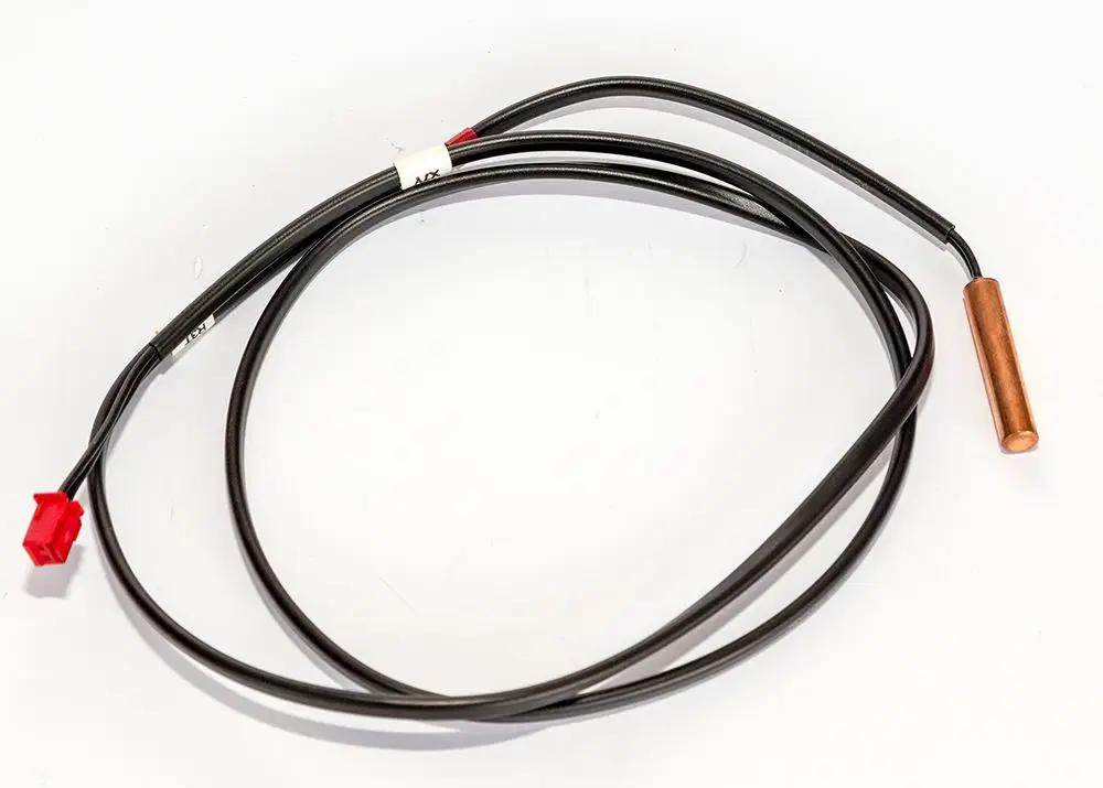 Temperaturfühler von Daikin mit zwei schwarzen Drähten und einem roten Stecker, ausgestattet mit einem metallischen Sensor am Ende, auf weißem Hintergrund.